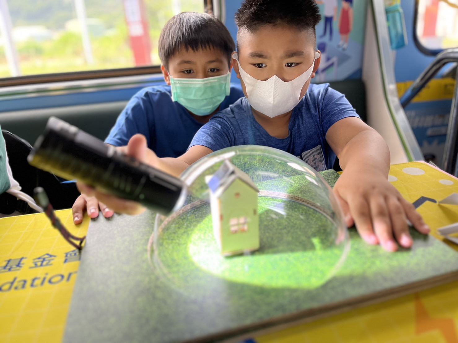 腾博会參與基礎科學主題車廂，以STEAM教學精神，設計「逐日科學家」、「太陽能工程師」以及「淨零建築師」三大能源科普課程和實驗