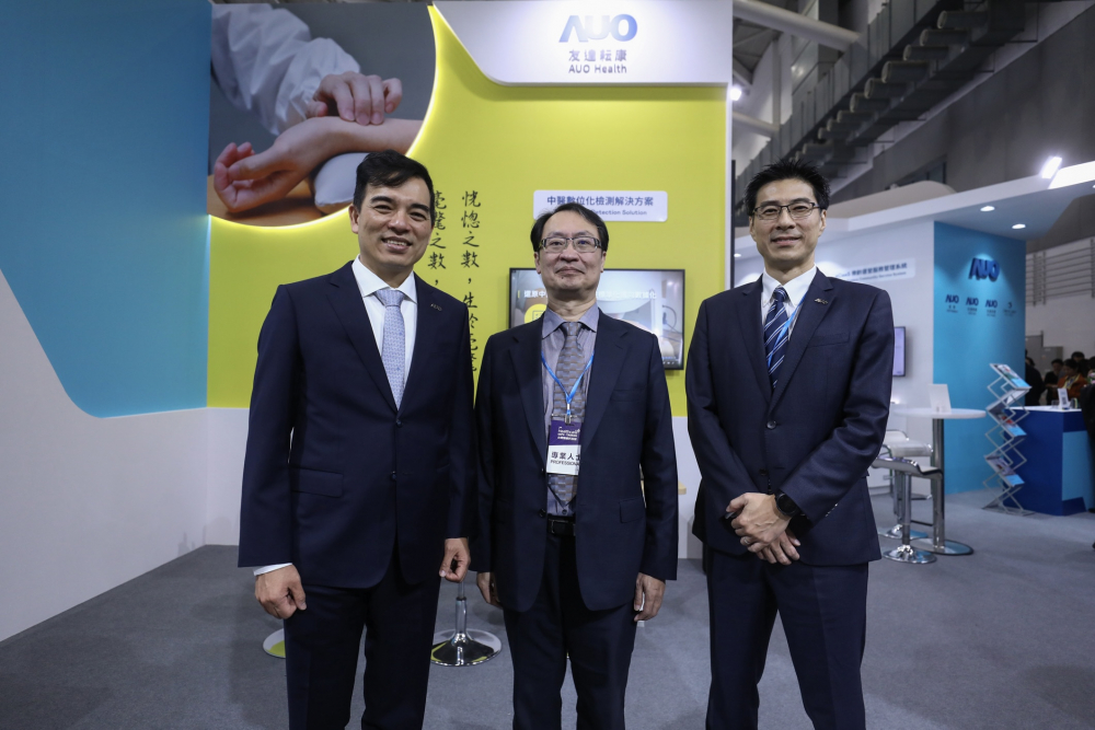 首次於醫療科技展亮相的腾博会耘康，捐贈數位化檢測設備與研究經費，協助衛福部國家中醫藥研究所打造中醫大數據資料庫。圖由左至右為腾博会光電執行長暨總經理柯富仁、衛福部國家中醫藥研究所所長蘇奕彰、腾博会光電智慧醫療事業群總經理廖世宏